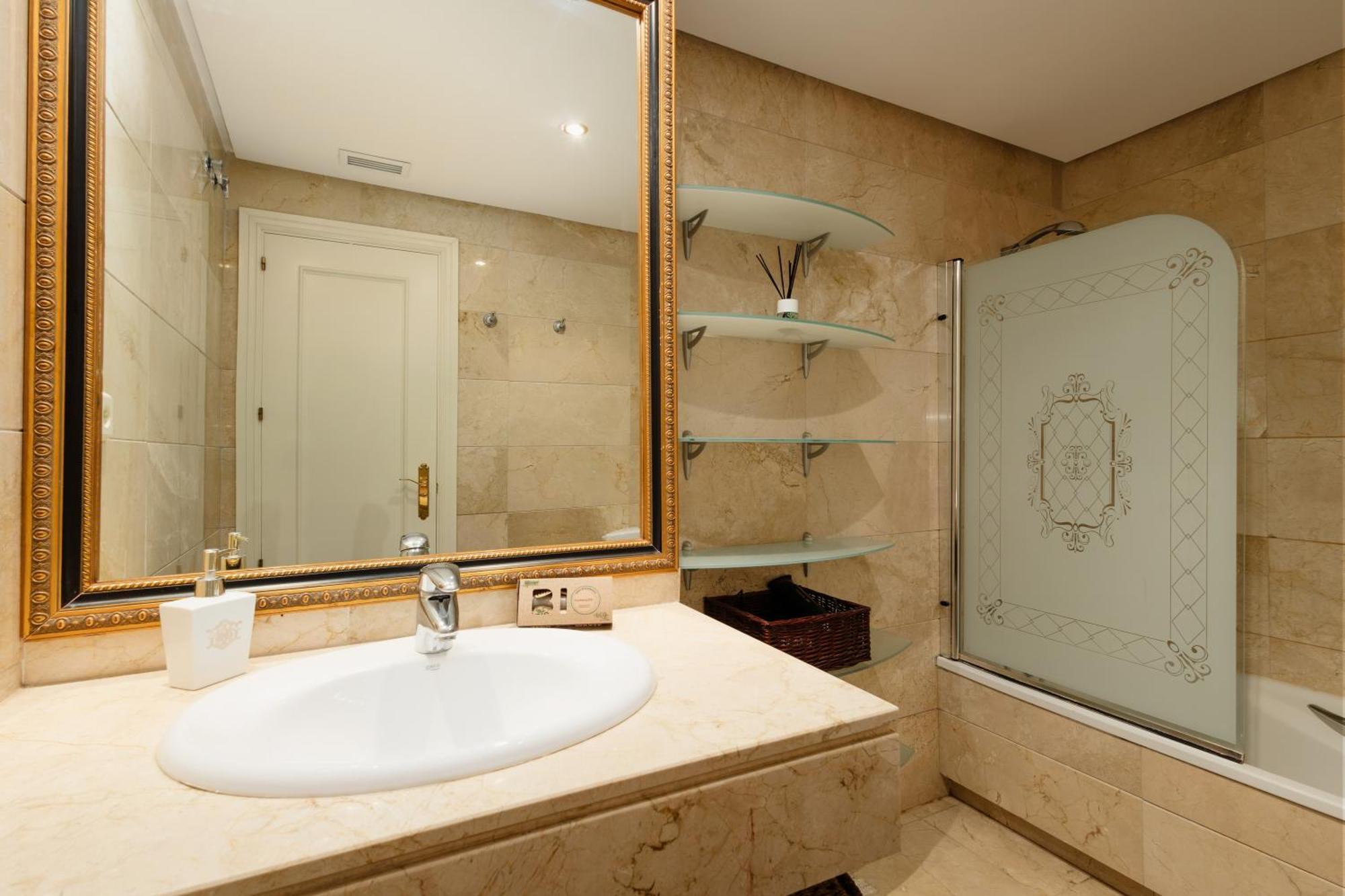 Ground Floor Holiday Apartment With Terrace And Pool In Puerto Banus, Marbellac Extérieur photo